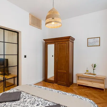 Charming In Perfect Location